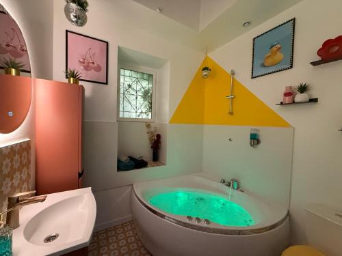 Grenelle Apartment | Relais Cocorico - Cocon proche tour Eiffel avec baignoire Balnéo