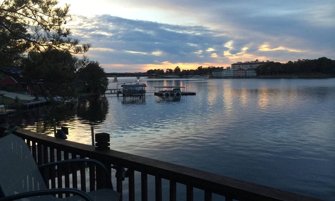 Lake Hamilton House | Relax and enjoy SPACIOUS lake-living on beautiful Lake Hamilton!