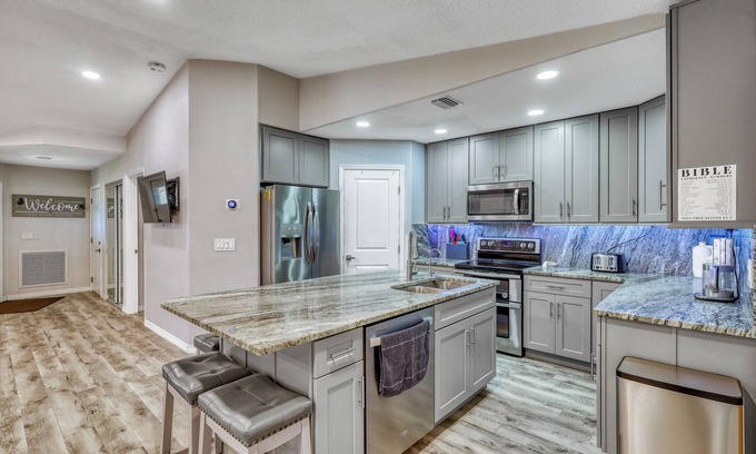 Lake Sarasota House | Relax and recharge Hot Tub,Tesla charger,10 sleeps