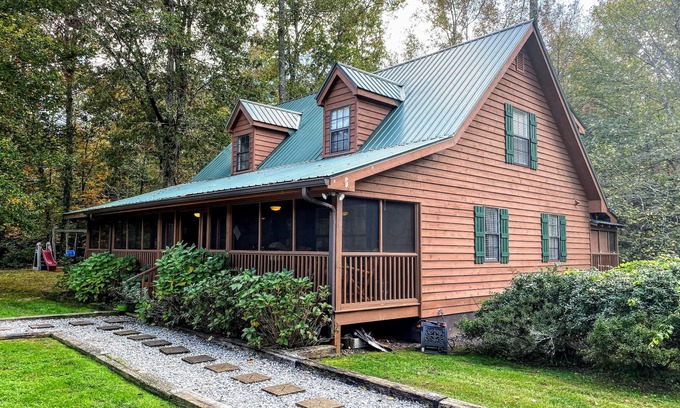 Helen Cabin | Relax and Unwind at the Creekside Cottage! Near wineries & dog friendly.