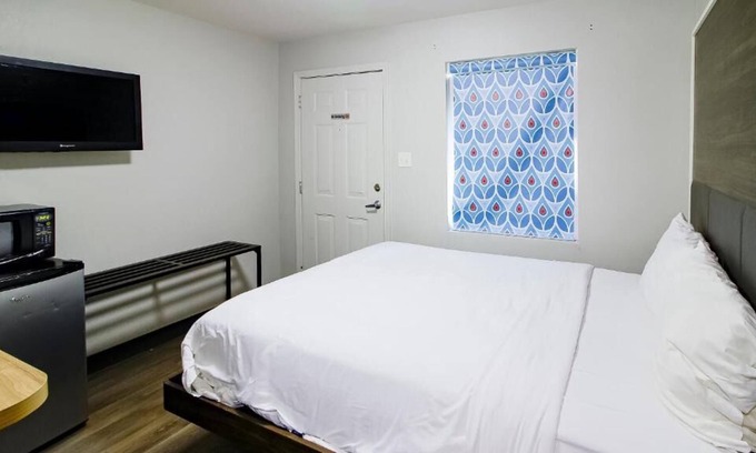 Sulphur House | Relax and Unwind! Free Parking, Near Sulphur's Parks and Nature Reserves!