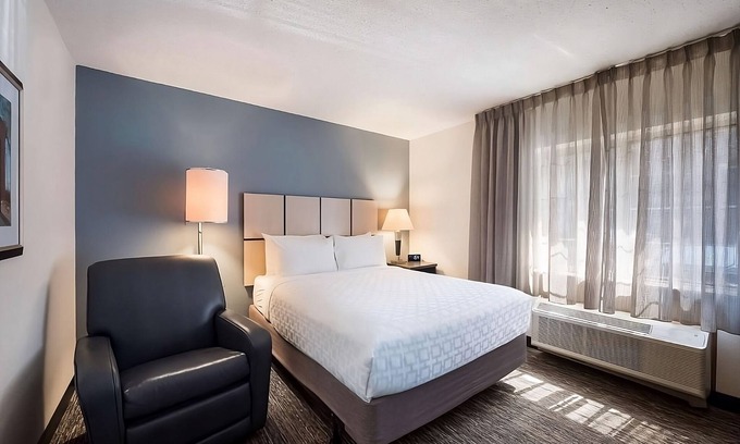 Libertyville House | Relax at 3 Affordable Suites w/Kitchen & Friendly Staff – Ideal for Families