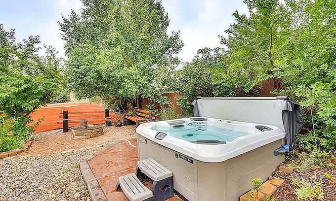 Fountain House | Relax at Fountain: Hot Tub Fun