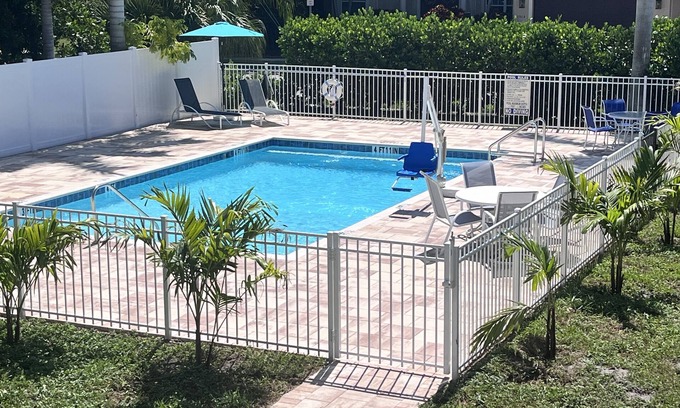 Sarasota Apartment | Relax at the Blue Buttercup in Sarasota's sweet SouthSide village!