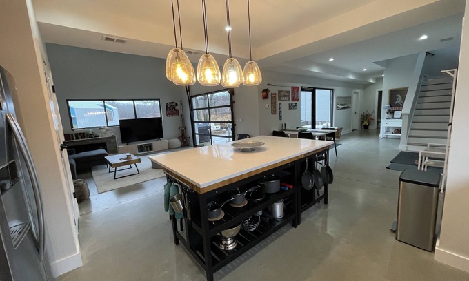 Stevensville House | Relax by Lake Michigan within 3 mins