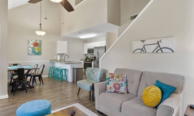 Ridgeland House | Relax by the Reservoir/Restrunts