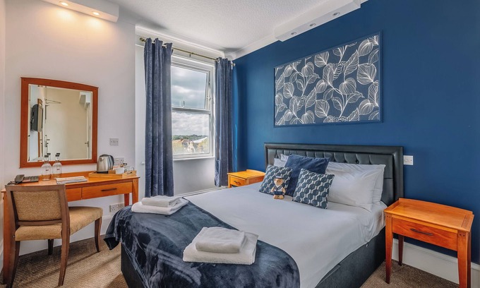Westcliff-on-Sea Hotel | Relax by the Sea: Cliffside Comfort Near Adventure Island