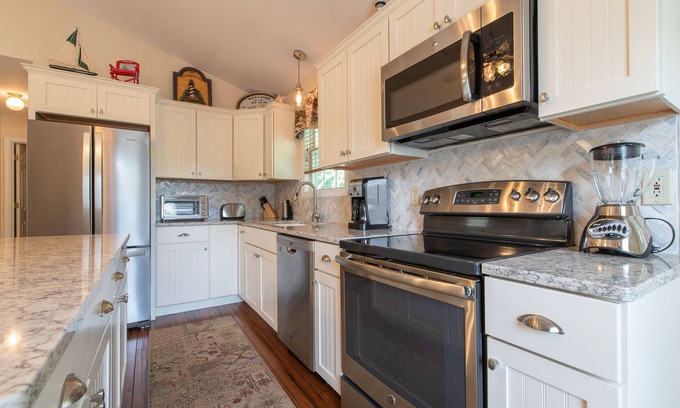 Bonnet Shores House | Relax by the sea! Four bedroom retreat in Bonnet Shores. Central Air sleeps 8-10