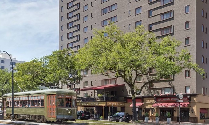Faubourg Lafayette Resort | Relax & Enjoy NOLA in the Relatively Quiet Garden District in a 1-BD/1-BA Suite