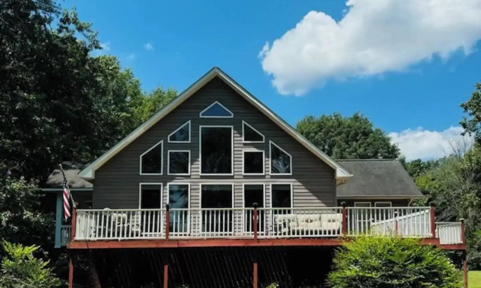 Laceys Spring Ski Chalet | Relax & enjoy the river view, 5 min to Huntsville