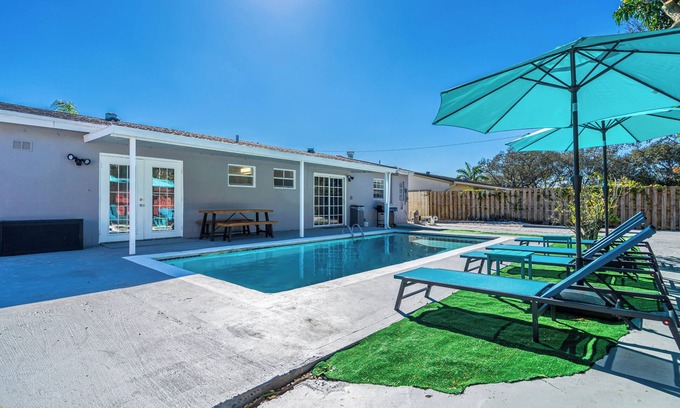 Driftwood House | Relax & Fun Hollywood Private Pool - Arcade Game