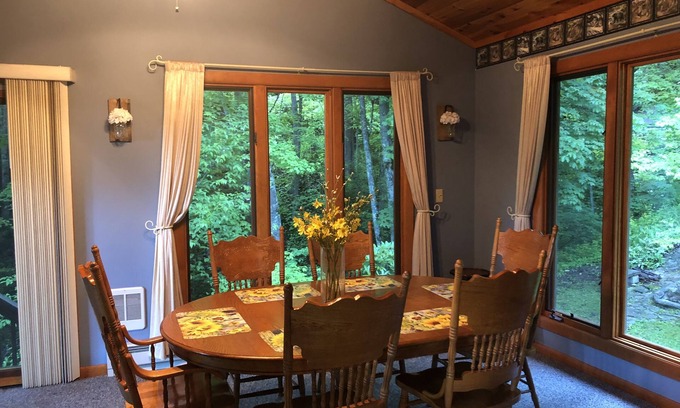 Maggie Valley Cabin | RELAX & GETAWAY IN A FULY FURNISHED CABIN IN THE BLUE RIDGE SMOKEY MOUNTAINS.