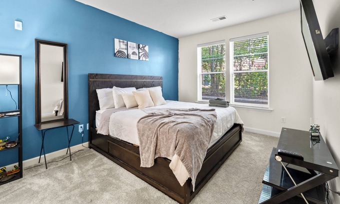 Jefferson Manor Apartment | Relax in Luxury: Movie Room and Soaking Tub NR Old Town Alexandria