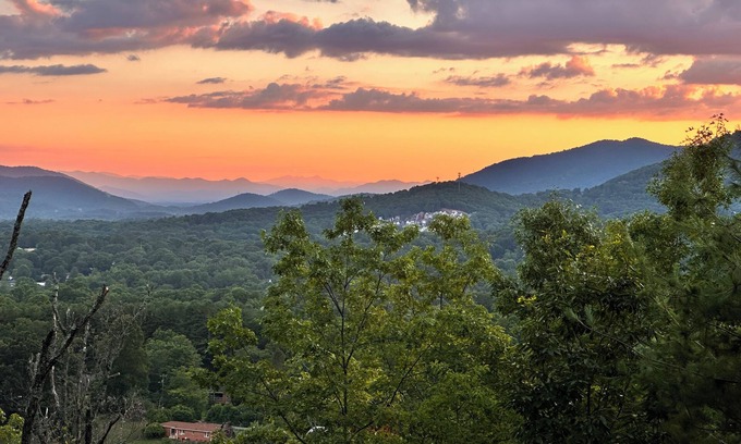Black Mountain Cottage | Relax in our cozy Black Mountain Cottage, near Blue Ridge Parkway
