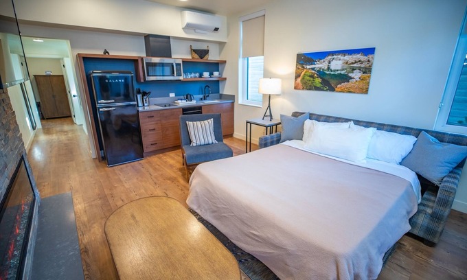 Mammoth Lakes Hotel | Relax in Spacious Alpine Room with Shuttle, Gear Rentals & Sherwin Lakes