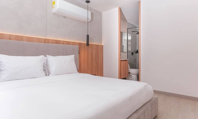 San Diego Apartment | Relax in Style - 1BR Poblado Apt w/Jacuzzi & WiFi