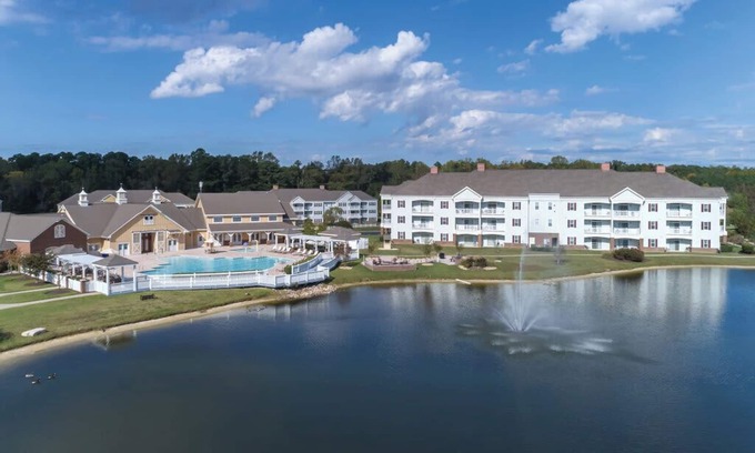 Williamsburg Condo | Relax in Style: 2BR Condo w/Balcony at CW Governor's Green