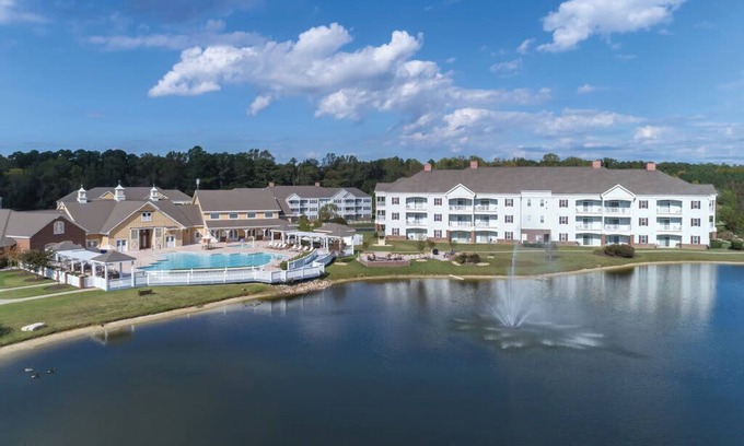 Williamsburg Condo | Relax in Style: 2BR Condo w/Balcony at CW Governor's Green