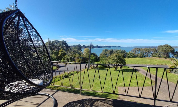 Glenbrook House | Relax in Style: Beachfront Getaway