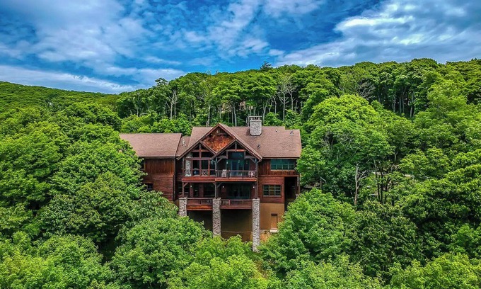 West Jefferson Cabin | Relax in Style with Spa-Like Bathrooms & Cozy Bedrooms Await @ Crown Jewel
