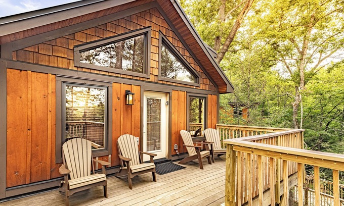 Pigeon Forge Cabin | Relax In Treetops 1b/1ba sleep 4 Private Deck, Gas Grill, Hot Tub, Cozy Comfy