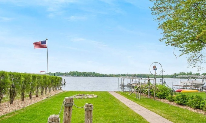 Paw Paw Lake House | 🌞 🐠 Relax Lakefront!! Jump right into Paw Paw Lake!!