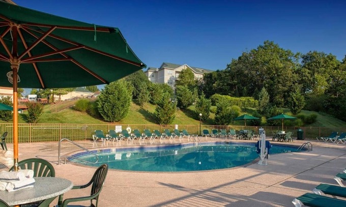 Branson Hotel | Relax Near Moonshine Beach – Balcony, Kitchen & Family Gathering Space | 3 Units