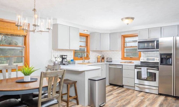 Appleton House | -Relax on Rogers - 3 bedroom, 2 bath