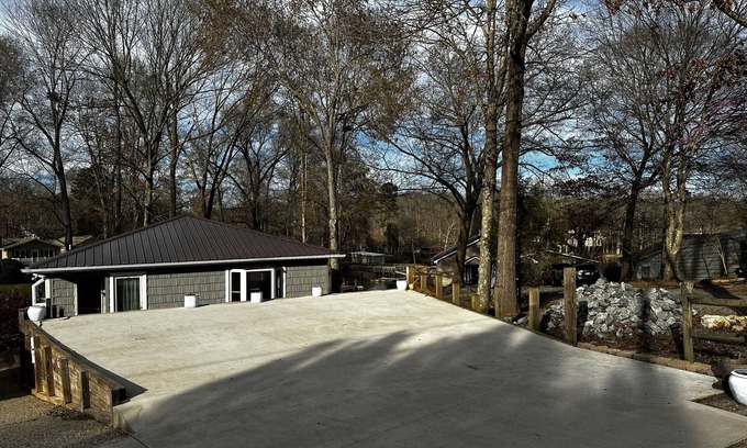 Southmont House | Relax on the Lake.