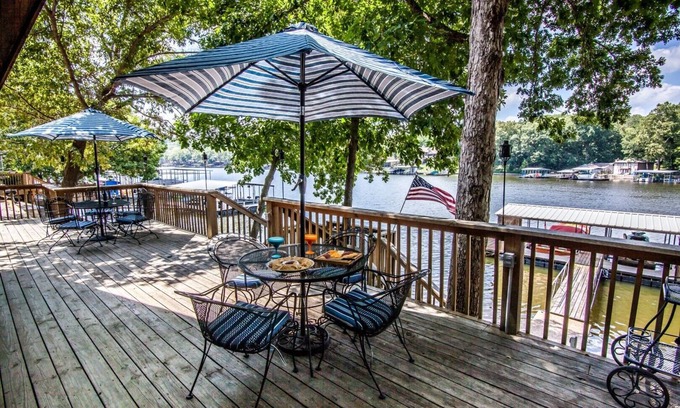 Gravois Mills House | RELAX/REFRESH AT THIS COZY COMFY LAKE HOUSE STEPS FROM THE LAKE! SUPER COVE!