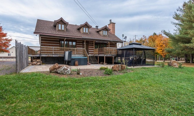 Amherst Ski Chalet | Relax & Rewind : Spacious Waterfront with SPA