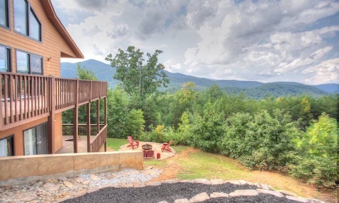 Cleveland Cabin | Relax & Unwind at Ritz on the Rocks! Dog Friendly, Hot Tub, Near Wineries!