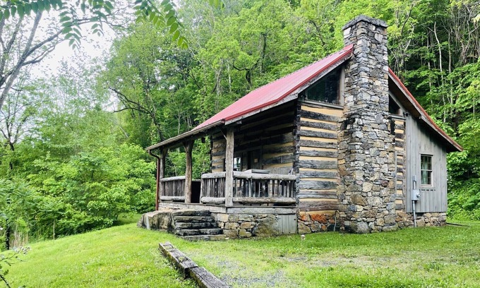 Hot Springs Cabin | Relax & Unwind in an Iconic Cabin! River views