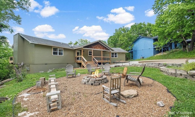 Holiday Island House | Relax & Unwind|Lake Retreat|5BR+Fire Pit|Marina