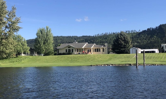 St. Maries House | Relax! You're on River Time!