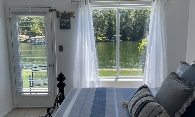 Mid America Condo | Relaxation Retreat-Cozy “Retreat” to unwind located directly on the water’s edge