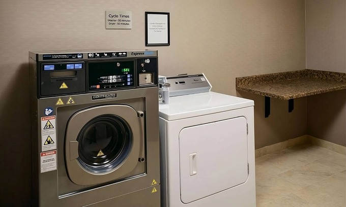 South Kansas City Hotel | Relaxation Retreat in Kansas City! 2 Modern Units, Pets Allowed, Free Parking
