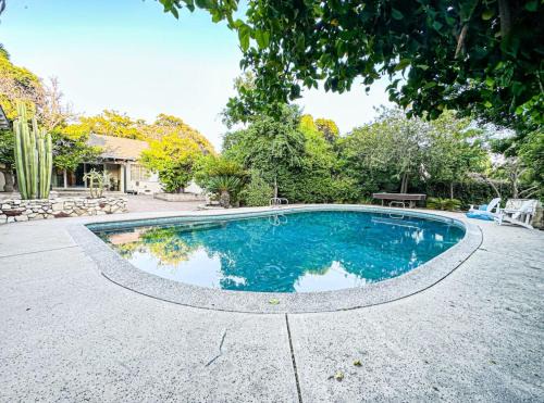 Burbank House | Relaxed and Cozy Poolside Studio - LOU2 - BUR