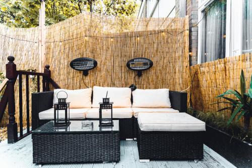 Coldharbour House | RelaxHaus! 3BR Garden Retreat with 2 Saunas, Hot Tub and Cinema