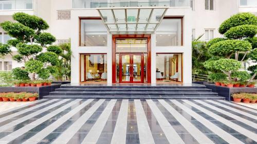 Gurugram Apartment | Relaxing 1BHK Retreat with Pool View