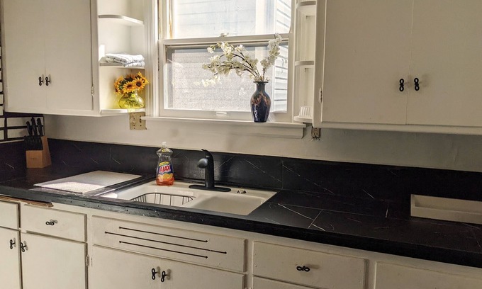 West Allis House | Relaxing 2-bed unit (pet -friendly)- 10 min from State Fair and Brewer's Stadium