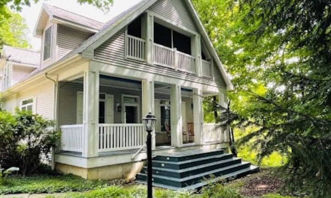 Buchanan House | Relaxing 4-BR w/hot-tub, marsh, nature trail; wineries