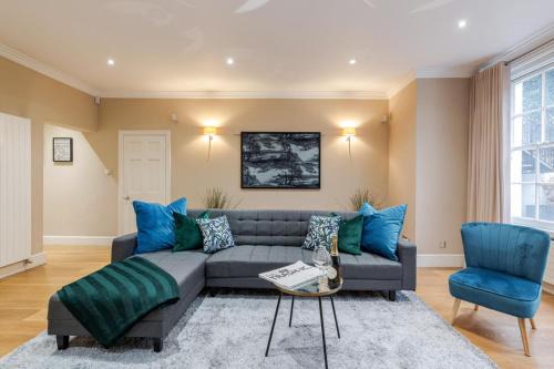 Abingdon Apartment | Relaxing and Spacious Kensington Apartment with Patio