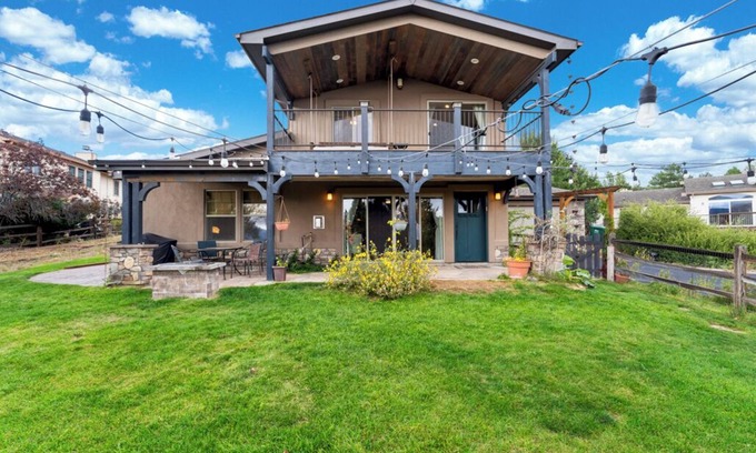 Gleneagle House | Relaxing Authentic Colorado Retreat w/Chic Art, 5 min to USAFA & Amenities