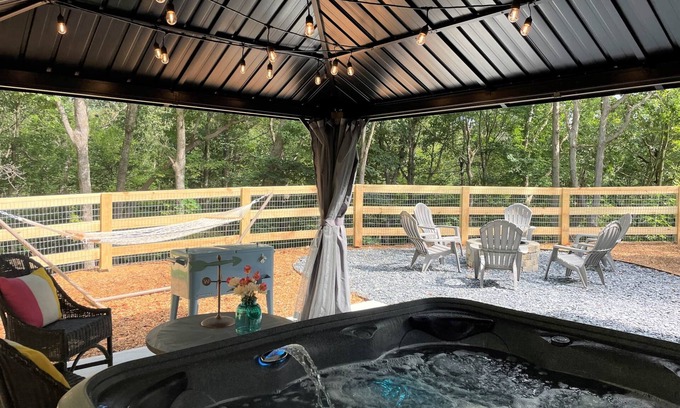 Dahlonega House | Relaxing Dahlonega Cottage with Hot Tub