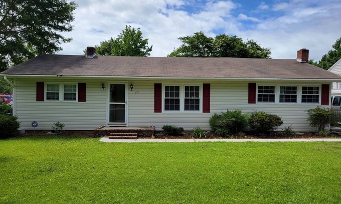 McCutcheon Field House | Relaxing Escape Near Beaches, New River, Bases and Surf City