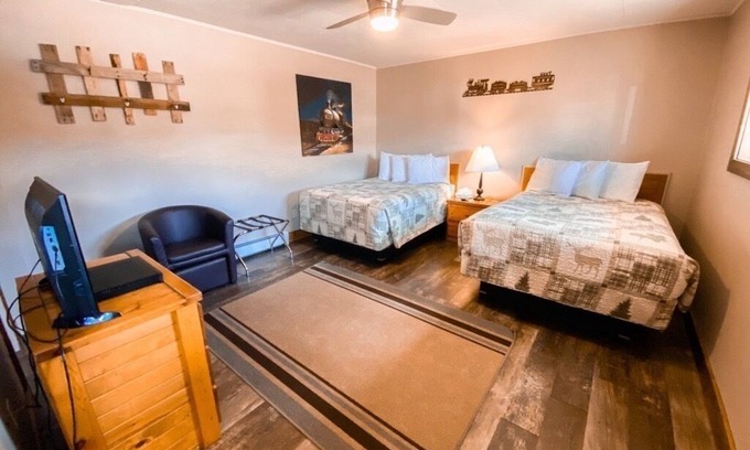 Oak Creek Hotel | Relaxing Getaway in our Double Kitchenette at Lodges of Oak Creek!