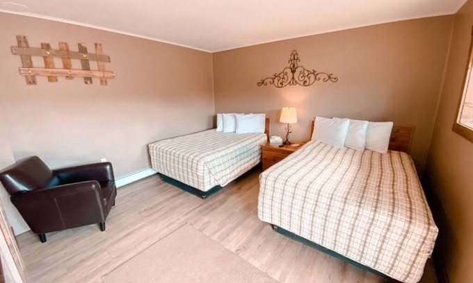 Oak Creek Apartment | Relaxing Getaway in our Woodsy Deluxe Room at Lodges of Oak Creek!