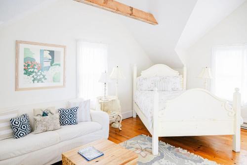 Madequecham House | Relaxing guesthouse with pool, stunning views close to beach