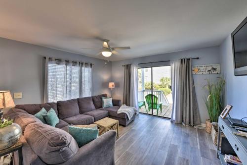 Oceanmarsh Subdivision Apartment | Relaxing Harbor Island Condo Walk to the Beach!